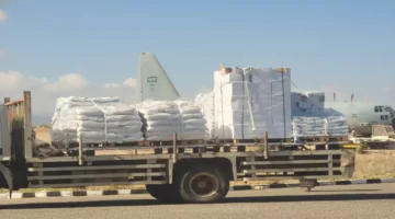 أول جسر جوي سعودي ينقذ سقطرى من كارثة الجوع